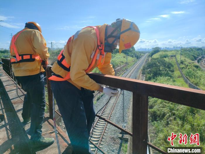 探访广西南宁无惧“烤”验的铁路桥梁工