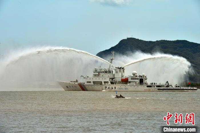 图为7月18日，2023年福州闽江内港区水上综合应急演练在福州马尾海域举行。　张斌 摄