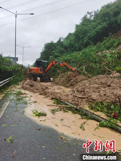 暴雨导致重庆高速公路6处交通受阻