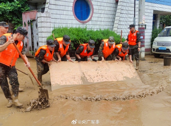 浙江杭州富阳区突降暴雨！武警浙江总队杭州支队官兵火速驰援 大陆军事 华夏经纬网 8627