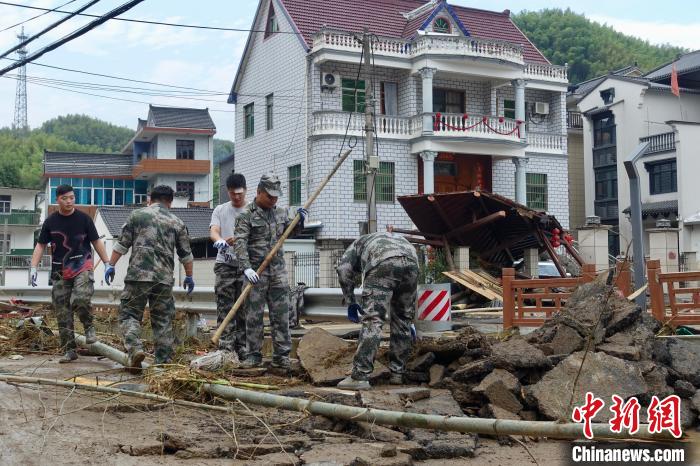 浙江富阳遭遇短时强降雨：受灾村民得到有序安置