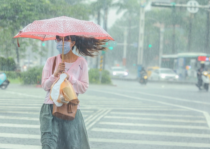 台当局气象部门针对10县市发布豪雨特报，其中高雄市山区、屏东县山区及恒春半岛有大豪雨。(本报资料照片) 图片来源：台湾“中时新闻网”