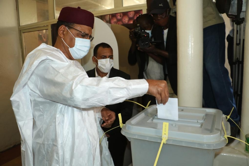 2021年2月21日，尼日尔争取民主和社会主义党候选人穆罕默德·巴祖姆（前）在尼亚美的一处投票站投票。巴祖姆当年4月宣誓就任总统。（图源：新华社）