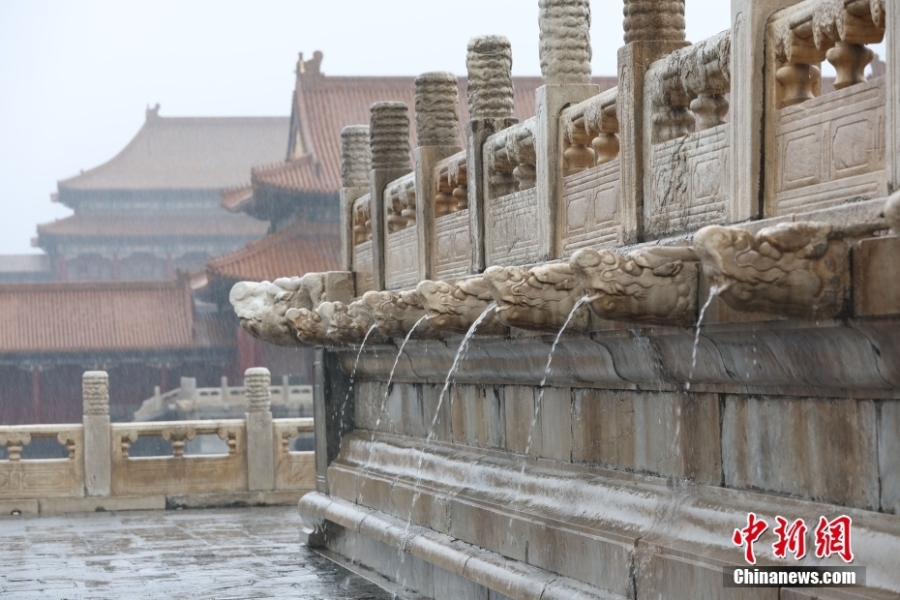 北京降雨持续 故宫现“九龙吐水”景观