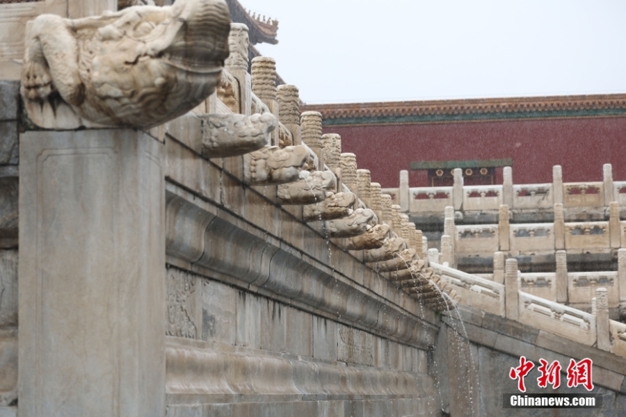 北京降雨持续 故宫现“九龙吐水”景观