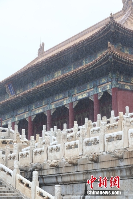 北京降雨持续 故宫现“九龙吐水”景观