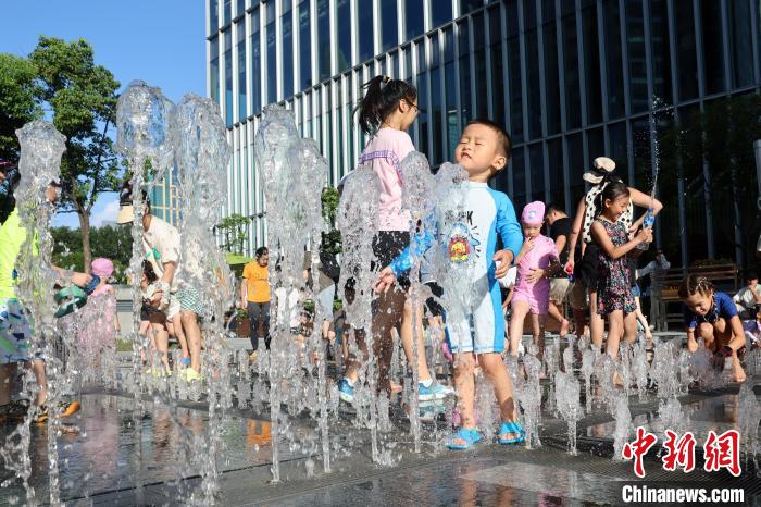 夏日时节上海街头喷水池成为孩子们的“戏水乐园”