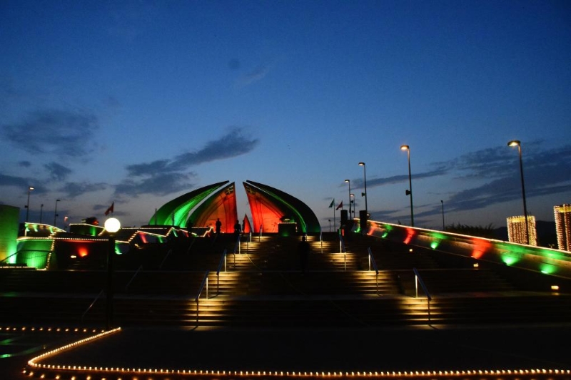 这是7月29日在巴基斯坦首都伊斯兰堡拍摄的亮灯的巴基斯坦纪念碑。近日，巴基斯坦首都伊斯兰堡地标建筑亮起中巴两国国旗颜色灯光，庆祝中巴经济走廊启动十周年。新华社发