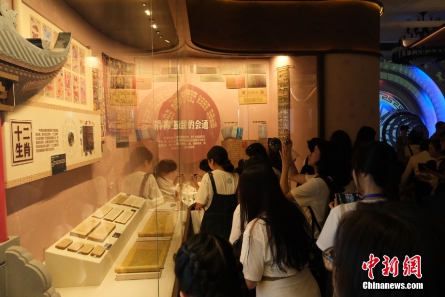 华裔青少年走进民族文化宫 看中华民族文化瑰宝