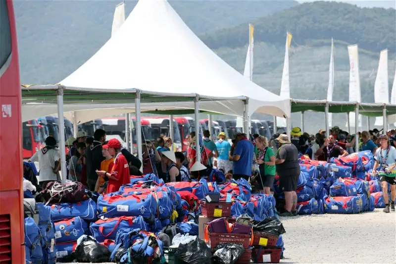 8月5日，规模最庞大、逾4000人的英国代表团撤离营地转入首尔的酒店。（图源：路透社）