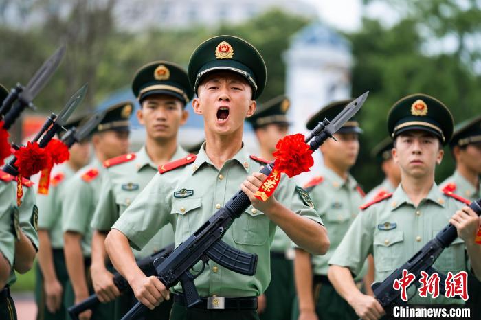 2017年武警新式军装图片