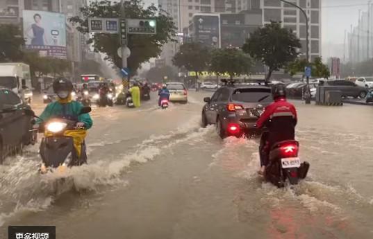 图为台湾高雄市路面淹水。图片来源：台湾“中时新闻网”视频截图.jpg