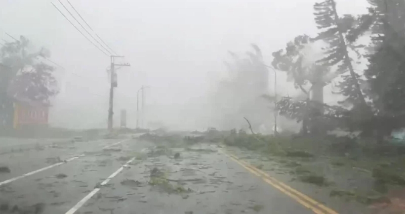 海葵颱風登陸台東東河地區，暴風圈夾帶10級以上陣風橫掃整個台東，其中，綠島測得恐怖的16級瞬間陣風。許多路樹不是被連根拔起吹倒，就是攔腰折斷，屋外物品也被吹得東倒西歪，市民想起2018年尼伯特颱風17級強風，直呼「恐怖到極點！」記者尤聰光／攝影