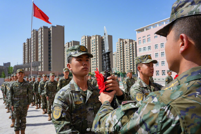 热血武警新疆总队举行新兵授枪仪式