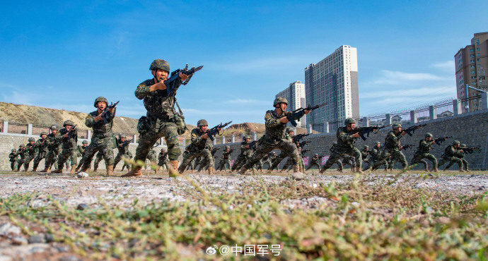 近日,武警新疆总队某支队组织新兵开展刺杀训练