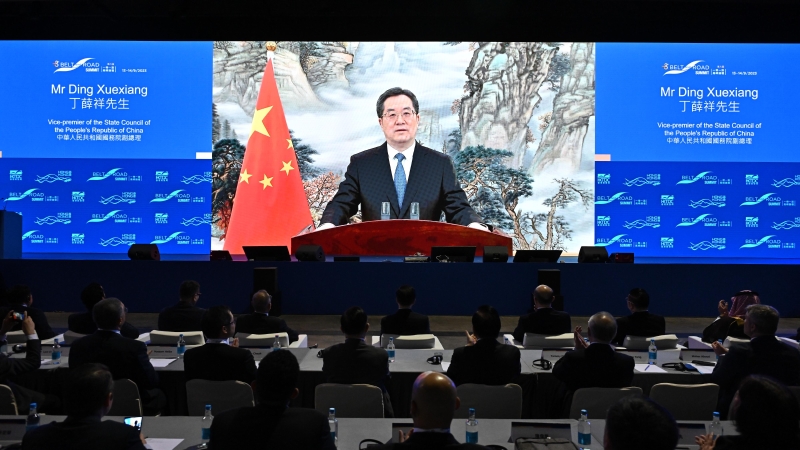 中共中央政治局常委、国务院副总理丁薛祥致辞时表示，支持香港在“一带一路”发挥更重要功能。（图源：香港特区政府新闻处）