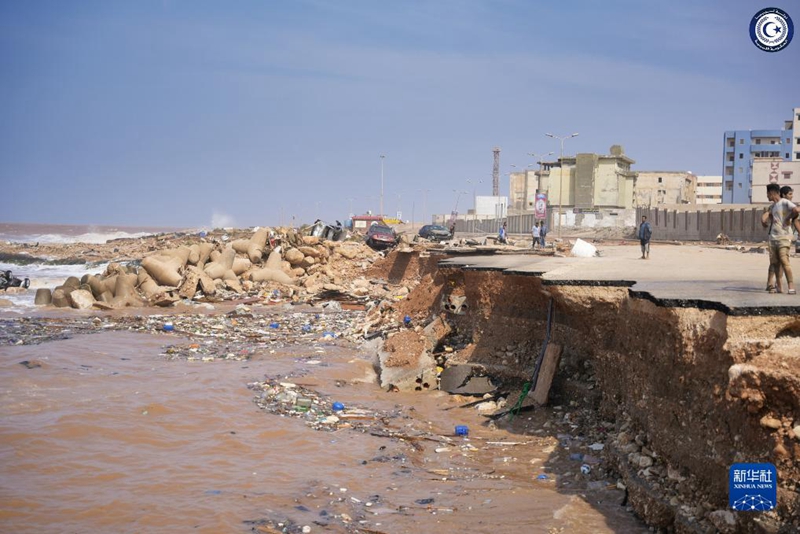 这是9月11日在利比亚东部城市德尔纳拍摄的洪水过后的景象。新华社发（利比亚国民代表大会任命的政府供图）2