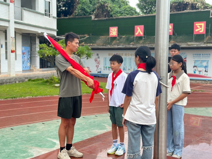 对漳州市芝山中心小学小小国旗班开展训练小小旗手,弘扬爱国情怀