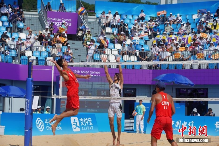 9月19日9时，杭州第19届亚运会(以下简称“杭州亚运会”)沙滩排球比赛在宁波象山半边山沙滩排球中心拉开战幕。作为杭州亚运会的第一场比赛，该场比赛广受关注。根据球队抽签结果，沙滩排球比赛首场男子预赛由中国队对战巴勒斯坦队。
中国男子沙滩排球队以第一局21:14、第二局21:16连胜两局拿下比赛，迎来杭州亚运会比赛首胜。中国女子沙滩排球队以21:5、21:8的比分战胜对手。据悉，杭州亚运会沙滩排球比赛共有来自17个国家和地区的48支队伍报名参赛。比赛从9月19日持续至28日，将产生女子和男子沙滩排球金牌2枚。图为沙滩排球比赛首场男子预赛由中国队对战巴勒斯坦队。贺元凯 摄