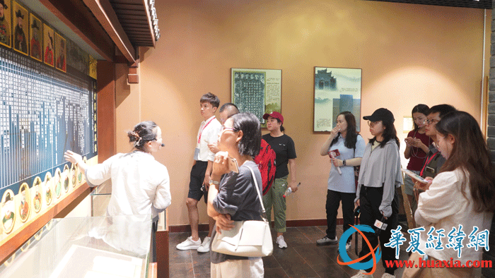 采访团一行走进上甘棠村博物馆。（摄影：虞鹰）