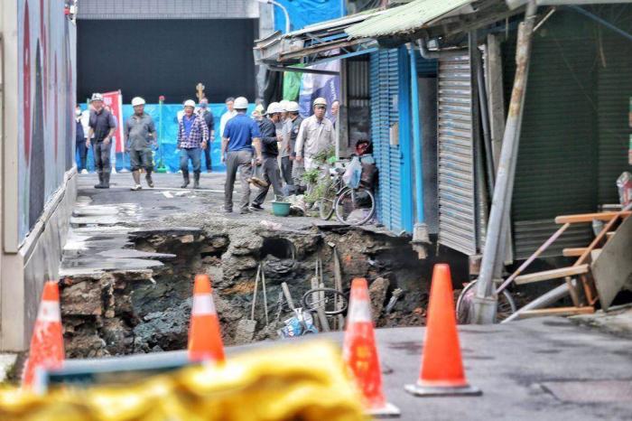 资料图：台北市信义区崇德街60巷今年5月地基严重坍塌，路面上出现巨大坑洞，以致一旁住宅有倒塌危机。图片来源：台湾中时新闻网