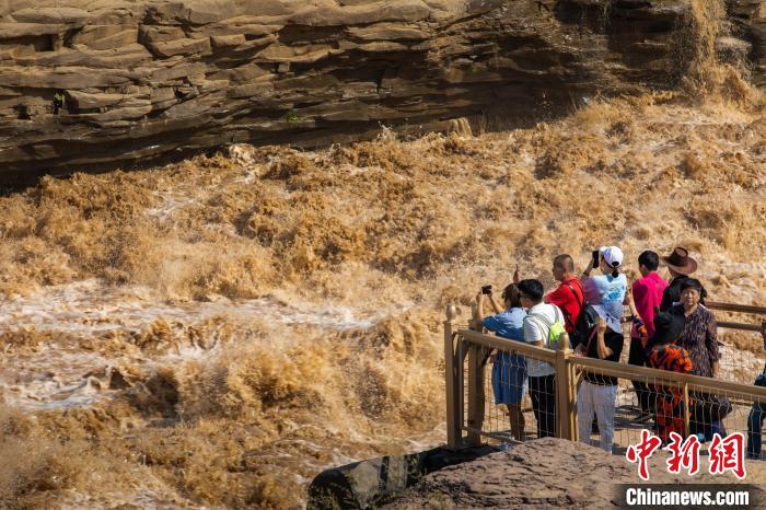 黄河壶口瀑布现金流飞瀑景观吸引众多游客