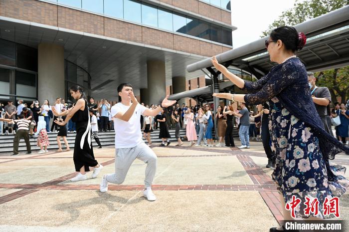 “新疆文化周”走进香港理工大学快闪活动弘扬中华文化