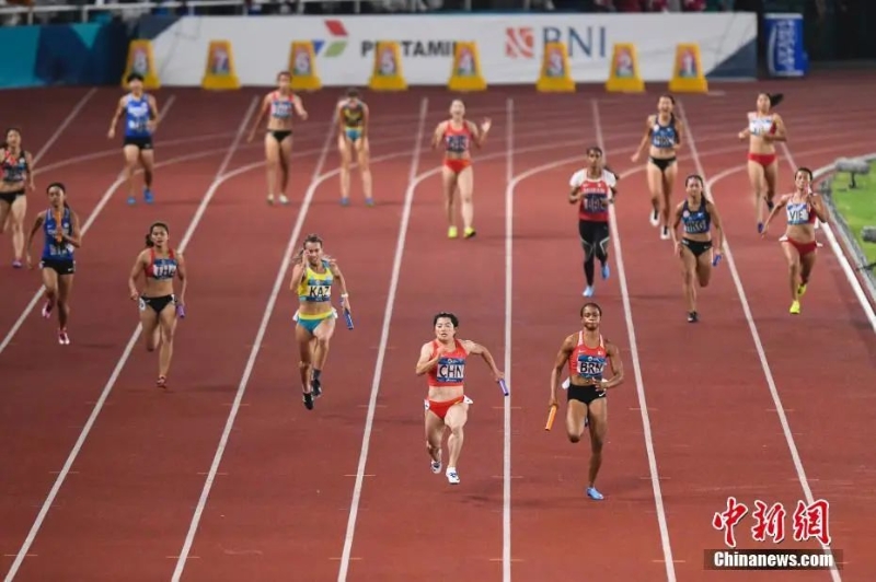 资料图：雅加达亚运会女子4x100米接力决赛。图为中国队第四棒袁琦琦冲刺。<a target='_blank' href='/'>中新社</a>记者 杨华峰 摄