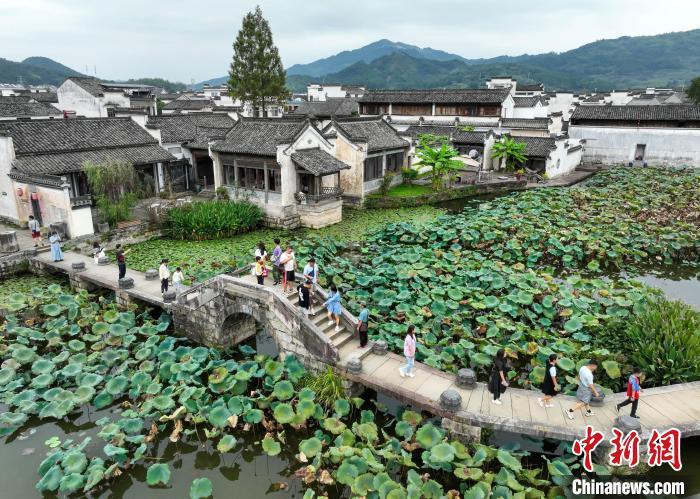 游客在安徽省黄山市徽州区呈坎古村落游玩。施亚磊 摄