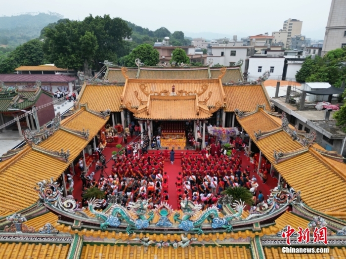 10月19日，广东省揭阳市，海峡两岸三山国王祭祀大典在在三山国王祖庙(三山祖庙遗址)举办。据悉，三山国王文化是发源于粤东地区、传播到中国台湾地区和东南亚等地的民间信仰，揭阳三山国王祖庙距今1400多年，是两岸三山国王宫庙的祖庭。图为两岸三山国王文化交流参访团成员参加祭祀大典。(无人机照片)<a target='_blank' href='/'>中新社</a>记者 陈楚红 摄