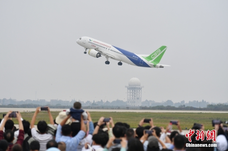 2023中国航空产业大会暨南昌飞行大会开幕 C919国产大飞机进行动态展示