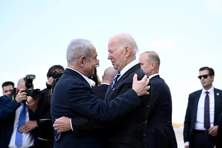10月18日，美国总统拜登抵达以色列特拉维夫后，与以色列总理内塔尼亚胡拥抱。（图源：法新社）