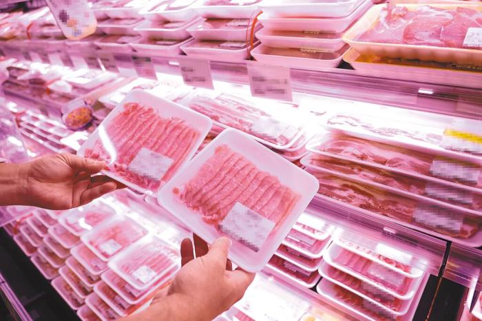 岛内近日被曝进口美国猪肉的原产地被标成其他国家和地区，“洗产地”事件发酵。 台湾《中国时报》图.jpg