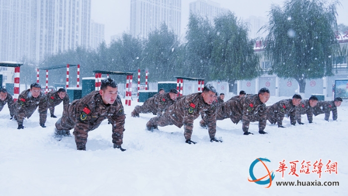 武警黑龙江总队某部组织特战分队开展雪地搏击训练