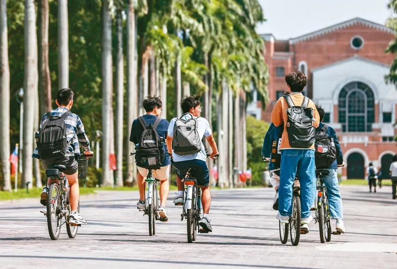 台当局拟扩大租屋补贴，将针对住校内宿舍的公私立大学生补助宿舍费，遭岛内舆论质疑选前撒币。（图源：台湾“联合新闻网”）