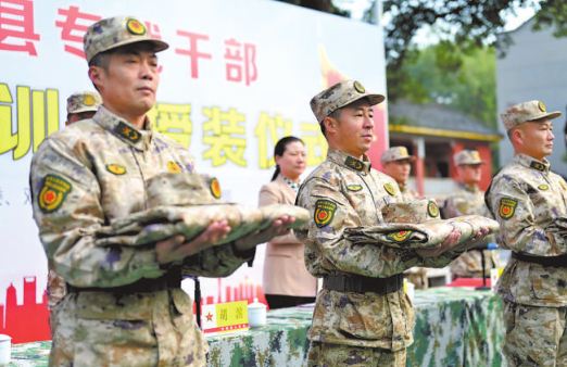 新式人武干部服装图片