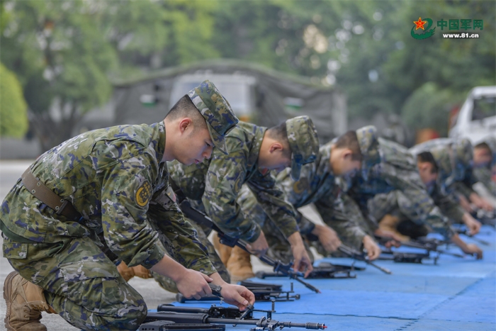 武警重庆总队某支队组织官兵开展军事技能训练