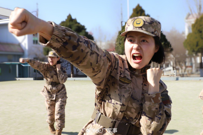 颯冬季訓練場上的武警女兵