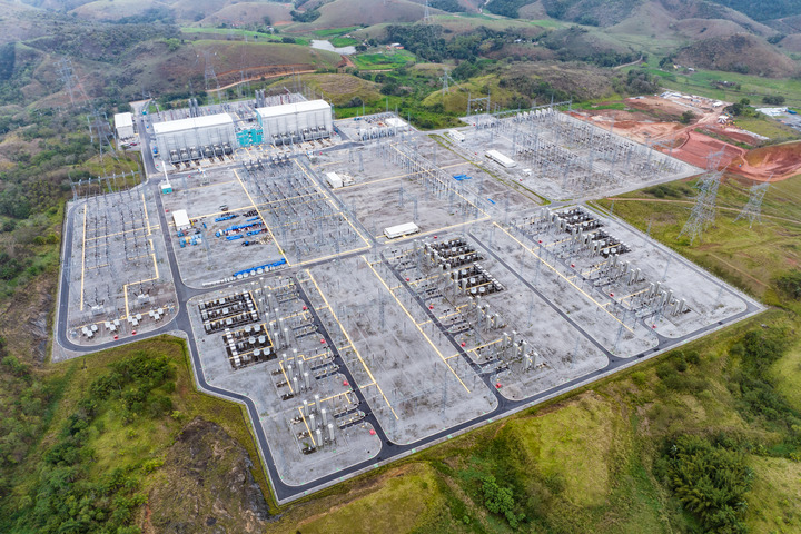 这是2022年9月30日在巴西里约热内卢拍摄的美丽山特高压输电二期项目里约换流站（无人机照片）。新华社记者王天聪 摄