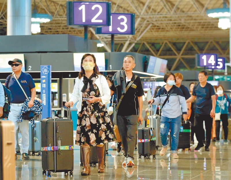 图为桃园机场出境旅客。（范扬光摄） 图片来源：台湾“中时新闻网”.jpg
