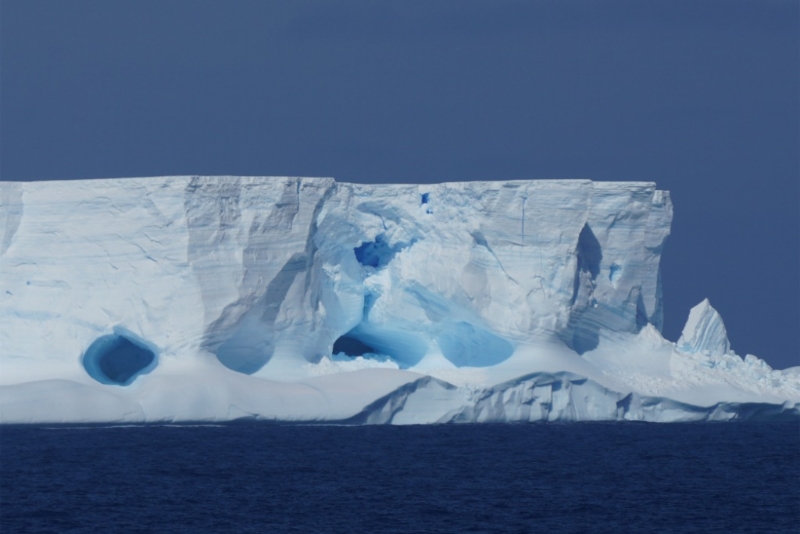 这是2020年2月1日在南极大陆边缘威德尔海拍摄的海上冰山。（图源：新华社）