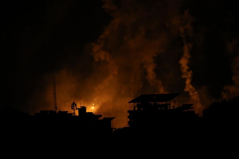 11月5日，以军在加沙城施放照明弹。（图源：新华社）