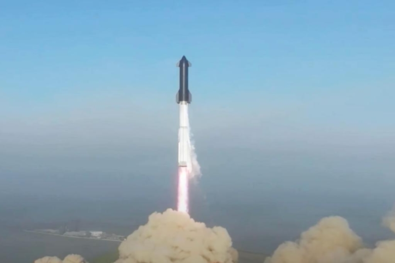 这张4月20日由美国太空探索技术公司提供的视频截取的图片显示，新一代重型运载火箭“星舟”以及飞船集成系统在位于得克萨斯州博卡奇卡的发射基地升空。（图源：新华社）