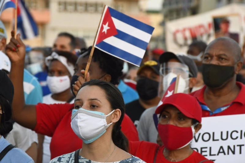 2021年7月17日，约10万民众在古巴首都哈瓦那参加爱国集会，抗议美国对古巴长期封锁、反对美国政府资助反古势力煽动骚乱。（图源：新华社）