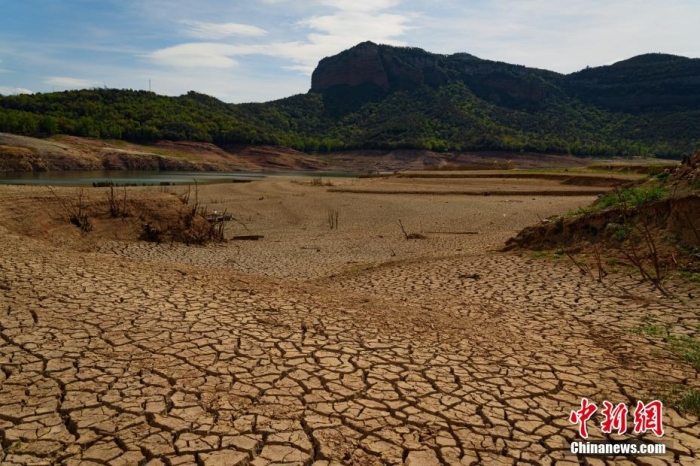 资料图：西班牙加泰罗尼亚，Vilanova de Sau的萨乌水库，干燥的固体土块。图/视觉中国