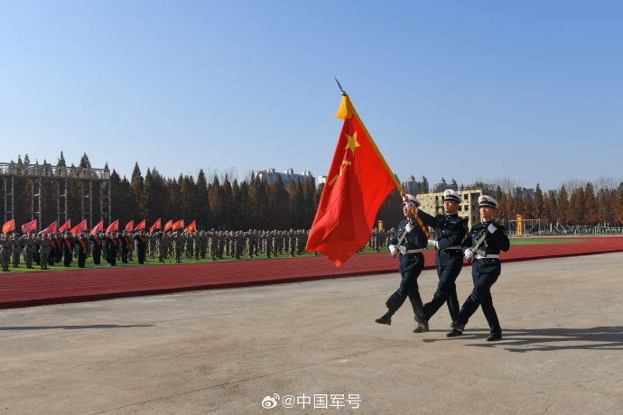 滿眼不捨退役老兵向軍旗敬最後一個軍禮