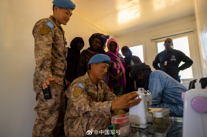 近日,多次受到中國第十批赴馬裡維和防衛步兵分隊援助的恩丹戈村民