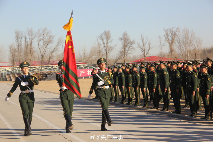 近日,武警北京總隊執勤第二支隊為秋季入伍新兵舉行授銜儀式.