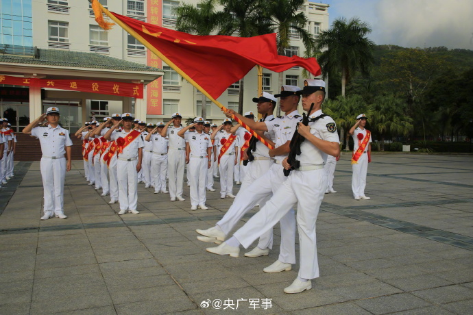 戰友珍重海軍退役士兵向軍旗敬最後一個軍禮