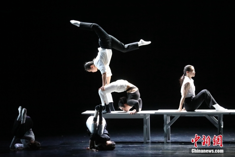 台湾戏曲学院民俗技艺学系在台北公演特技杂耍